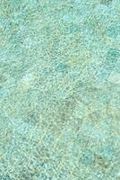Wasser im Schwimmen Schwimmbad reflektieren Sonnenschein. foto