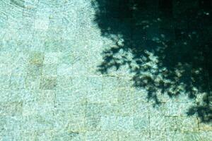 Wasser Oberfläche im Schwimmen Schwimmbad mit sonnig Reflexionen und Schatten. foto