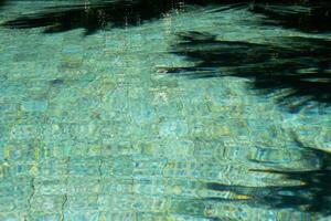 Wasser Oberfläche im Schwimmen Schwimmbad mit sonnig Reflexionen und Schatten. foto