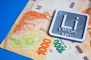 Konzept von Wert von Lithium auf Argentinien Rechnungen von einer tausend Pesos. foto