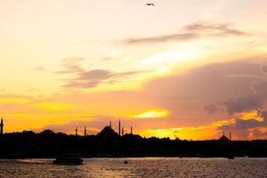 Silhouette von Istanbul beim Sonnenuntergang. Ramadan oder islamisch Konzept Foto. Besuch Istanbul Hintergrund Bild. foto