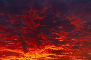 dramatisch Sonnenuntergang oder Sonnenaufgang Aussicht mit Orange und rot Wolken foto