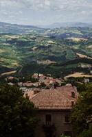 ein atemberaubend Aussicht von über von das Häuser und Natur von san Marino foto