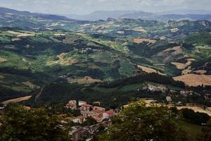 ein atemberaubend Aussicht von über von das Häuser und Natur von san Marino foto