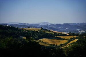 ein Aussicht von das Hügel und Häuser, um Bologna, das Atmosphäre von das Italienisch Sommer- foto