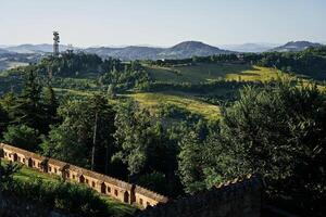 Aussicht von das Hügel und das uralt Mauer Umgebung Bologna, das Atmosphäre von ein Italienisch Sommer- foto