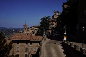 Straßen von san Marino sind umgeben durch Grün foto