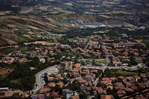 atemberaubend Ansichten von san Marino von über im das hart Licht von das Sommer- Sonne foto