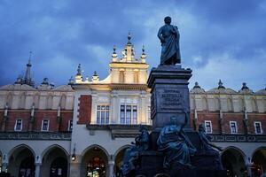 Statue auf das Main Platz von Krakau im das Abend foto