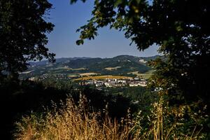 ein Aussicht von das Hügel und Häuser, um Bologna, das Atmosphäre von das Italienisch Sommer- foto