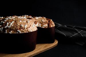 Ostern Taube Kuchen auf hölzern Schneiden Tafel auf dunkel Beton Hintergrund foto