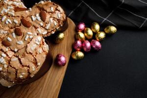 oben Aussicht von Ostern Taube Kuchen auf hölzern Schneiden Tafel auf dunkel Beton Hintergrund foto