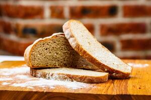 und geschnitten Brot im einer Stück ein bisschen von Butter Lügen auf umwerben foto