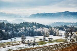 Winter Landschaft von Feld mit Berge foto