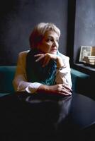 Porträt von ein alt Frau im ein Cafe foto