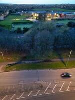 hoch Winkel Aussicht von Scheunenfeld Hochschule Straße beim Osten Luton Stadt von England während Sonnenuntergang. Luton, England Vereinigtes Königreich. feb 19., 2024 foto