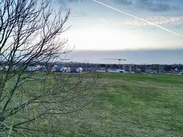 hoch Winkel Aussicht von Scheunenfeld Hochschule Straße beim Osten Luton Stadt von England während Sonnenuntergang. Luton, England Vereinigtes Königreich foto