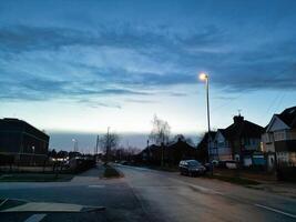 hoch Winkel Aussicht von Scheunenfeld Hochschule Straße beim Osten Luton Stadt von England während Sonnenuntergang. Luton, England Vereinigtes Königreich. feb 19., 2024 foto