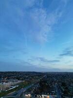 hoch Winkel Aussicht von Scheunenfeld Hochschule Straße beim Osten Luton Stadt von England während Sonnenuntergang. Luton, England Vereinigtes Königreich. feb 19., 2024 foto