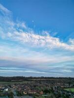 hoch Winkel Aussicht von Scheunenfeld Hochschule Straße beim Osten Luton Stadt von England während Sonnenuntergang. Luton, England Vereinigtes Königreich. feb 19., 2024 foto