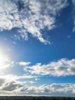 hoch Winkel Aussicht von Winter Himmel und Wolken Über Stadt von England Vereinigtes Königreich foto