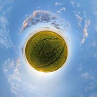 einfach Grün winzig Planet ohne Gebäude im Blau Himmel mit schön Wolken. Transformation von kugelförmig Panorama 360 Grad. kugelförmig abstrakt Antenne Sicht. Krümmung von Raum. foto