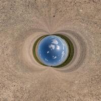 Blau Loch Kugel wenig Planet Innerhalb Sand runden Rahmen Hintergrund foto