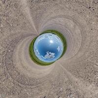 Blau Loch Kugel wenig Planet Innerhalb Sand runden Rahmen Hintergrund foto