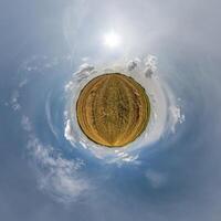 einfach winzig Planet ohne Gebäude im Blau Himmel mit schön Wolken. Transformation von kugelförmig Panorama 360 Grad. kugelförmig abstrakt Antenne Sicht. Krümmung von Raum. foto