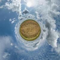 einfach winzig Planet ohne Gebäude im Blau Himmel mit schön Wolken. Transformation von kugelförmig Panorama 360 Grad. kugelförmig abstrakt Antenne Sicht. Krümmung von Raum. foto