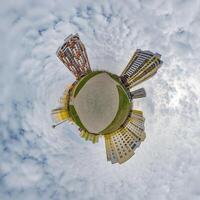 winzig Planet im Blau Himmel mit Wolken im Stadt Center in der Nähe von modern Wolkenkratzer. Transformation von kugelförmig 360 Panorama im abstrakt Antenne Sicht. foto