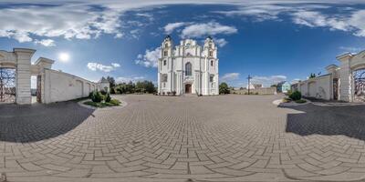 voll hdri 360 Panorama Antenne Aussicht auf Weiß Barock katholisch Kirche mit Tor im Landschaft oder Dorf im gleichwinklig Projektion mit Zenit und Nadir. vr ar Inhalt foto