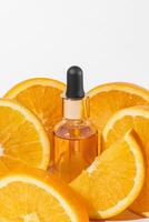 Vitamin c Serum Extrakt mit geschnitten Orangen auf Weiß Hintergrund. natürlich Haut Pflege Kosmetika. Attrappe, Lehrmodell, Simulation mit Kopieren Raum foto