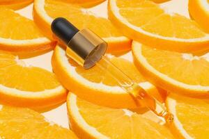 Vitamin c Serum Tropfer Flasche Pipette mit Schnitt Orangen auf Weiß Hintergrund. Produkt Kosmetika Anzeige Poster Attrappe, Lehrmodell, Simulation foto