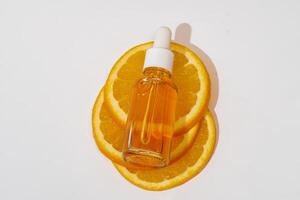 Vitamin c Serum Extrakt mit geschnitten Orange oben Sicht. natürlich Haut Pflege Kosmetika. foto