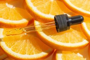 Vitamin c Serum Extrakt im Tropfer Pipette mit geschnitten Orangen. natürlich Haut Pflege Kosmetika. foto