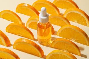 natürlich Vitamin c Serum, Hautpflege, wesentlich Öl Produkte. Flasche von Vitamin c Serum mit frisch saftig Orange Obst Scheiben. Schönheit Produkt branding Attrappe, Lehrmodell, Simulation foto