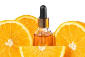 Vitamin c im Flüssigkeit Serum mit Zitrusfrüchte Früchte. Haut Pflege Produkt foto