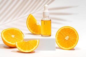 Serum Öl Vitamin c Pipette Tropfer Flasche auf Weiß Podium Kopieren Raum Haut Pflege Schönheit Produkt. Anti Altern Antioxidans Schönheit Serum Vitamin c natürlich Kosmetik. foto