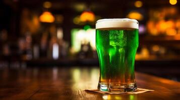 ai generiert Glas von Grün Bier, st Patricks Tag Konzept. neural Netzwerk ai generiert foto