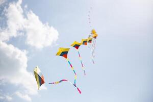 bunt Drachen im synchronisieren fliegend foto