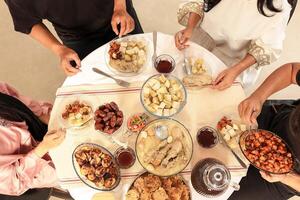 oben Aussicht verschiedene buka Puasa brechen das schnell Speisekarte auf das Tisch. foto