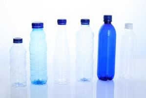 einstellen von Wasser Plastik Flasche foto