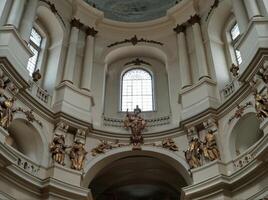 Gold und Bronze- Antiquität Statuen unter das Kuppel von das Kathedrale foto