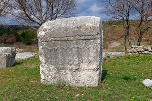 stecke mittelalterlich Grabsteine Friedhöfe im velika und Mala crljivica, cista Velika, Kroatien. historisch Platz von Interesse. das Grabsteine Feature ein breit Angebot von dekorativ Motive und Inschriften. foto