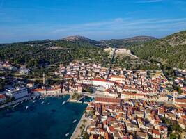 Antenne Aussicht von hvar Stadt im das Insel von hvar im Kroatien. berühmt zum haben ein unglaublich Nachtleben Szene, neben es ist bekannt historisch Stadt, Dorf Center und natürlich Landschaften. foto