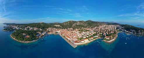 Antenne Aussicht von hvar Stadt im das Insel von hvar im Kroatien. berühmt zum haben ein unglaublich Nachtleben Szene, neben es ist bekannt historisch Stadt, Dorf Center und natürlich Landschaften. foto