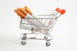 Zigarette im Einkaufen Wagen, kosten, Handel, Marketing und Produktion, Nein Rauchen Konzept. foto
