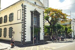 Dezember 3, 2019.mauritius.port Louis. ein Stadt Straße mit Menschen im das Center von Hafen Ludwig, das Hauptstadt von das Insel von Mauritius foto