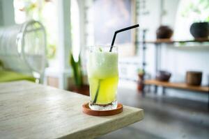 frisch kalt Melone Saft auf ein Tabelle im ein elegant Cafe. foto